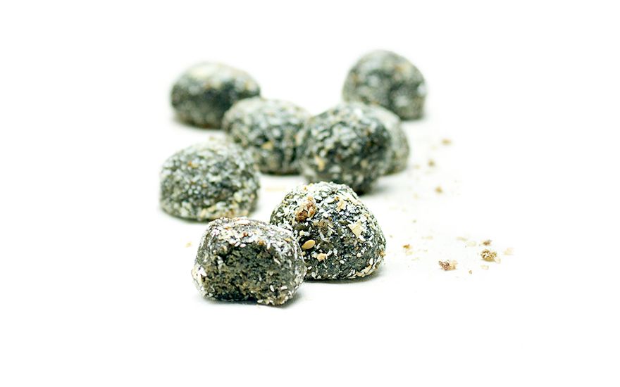 Bomboane cu spirulină și semințe