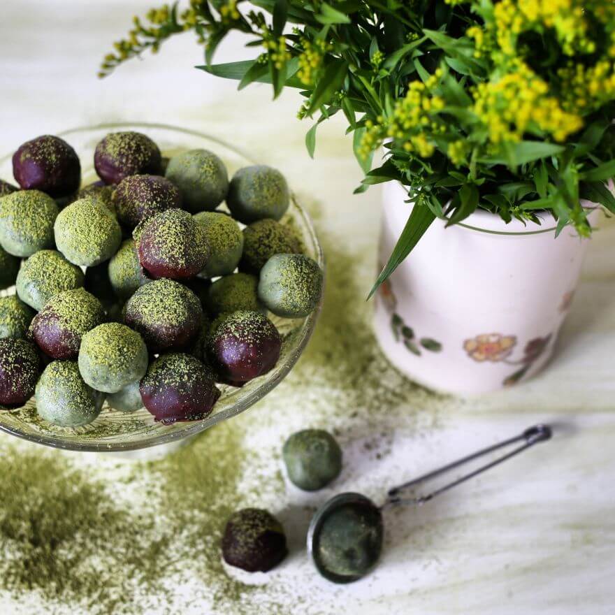 Bomboane de cocos cu pudră de spirulină și moringa