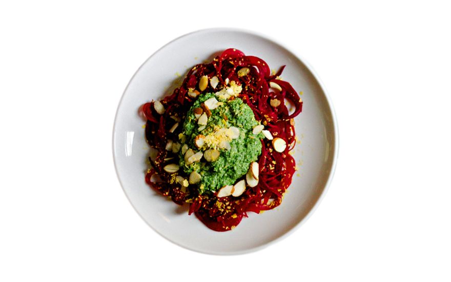 Spaghetti din sfeclă roşie cu pesto de ruccola