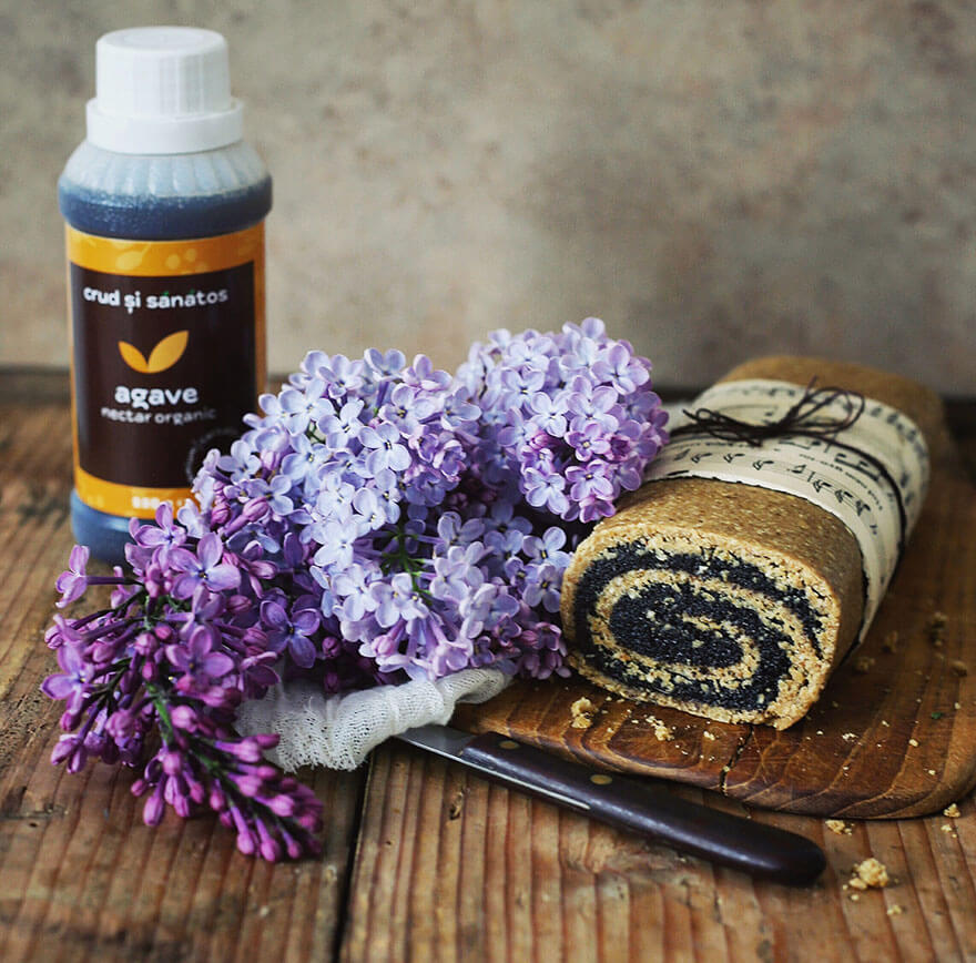 Rulada cu mac și blat din nuci de macadamia