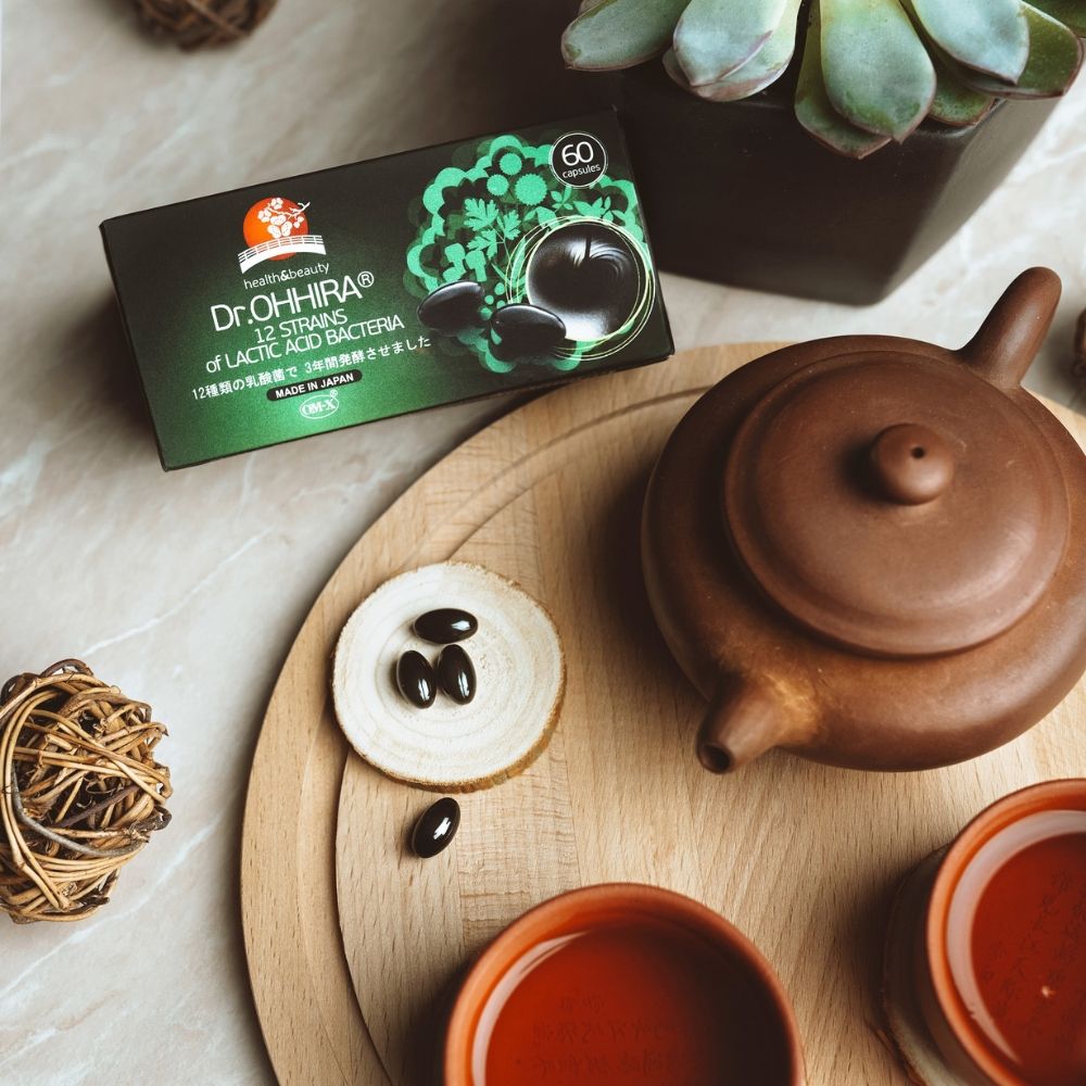 Cutie Dr.Ohhira® probiotice 60 capsule negre, pe fundal cu ceainic maro și plantă verde.