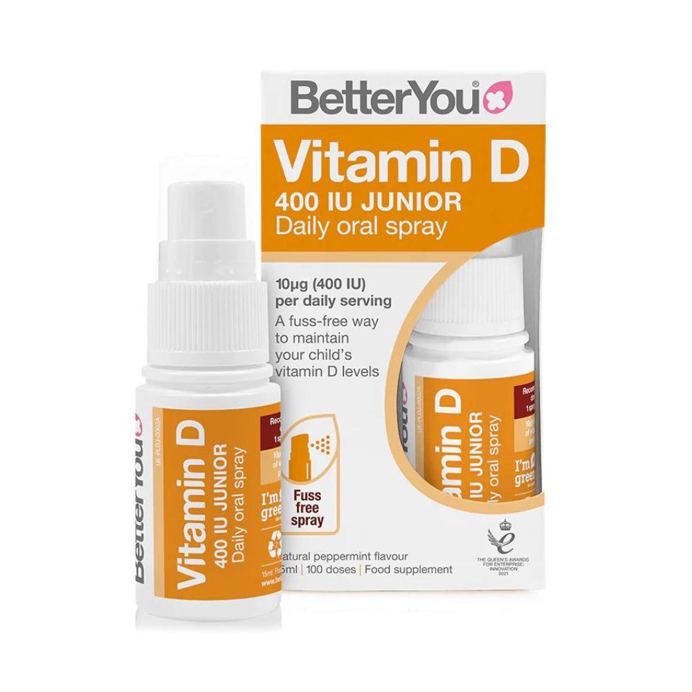Spray oral BetterYou D400 Junior, 15 ml, flacon alb cu etichetă portocalie, vedere laterală.