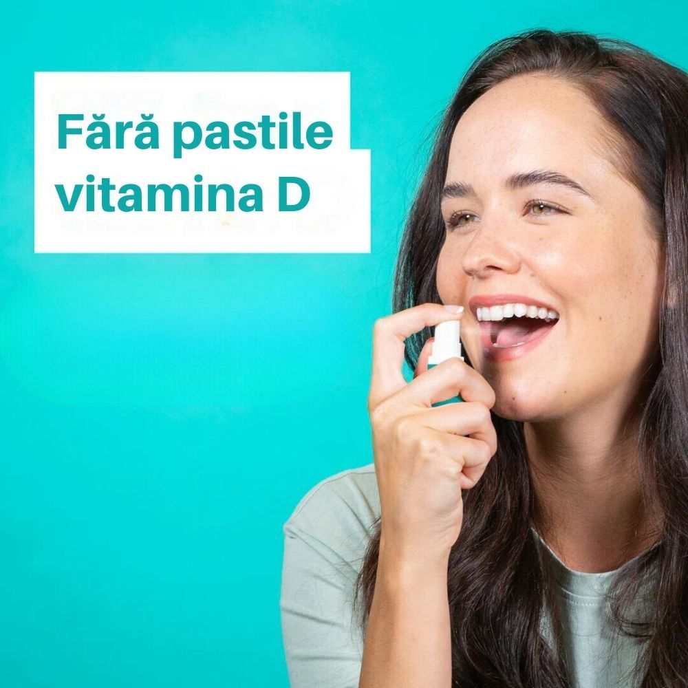 Spray oral vitamina D BetterYou, femeie aplicând, fundal turcoaz, pulverizator alb plastic.