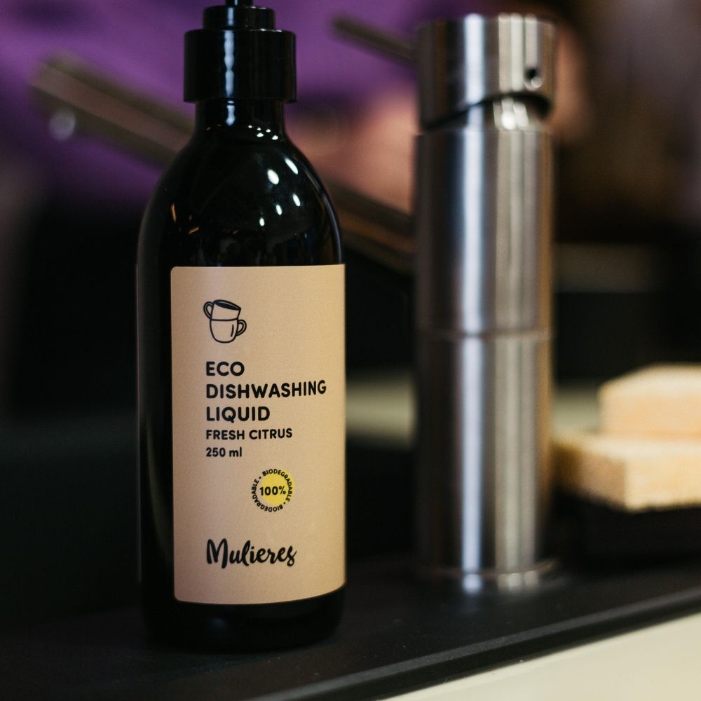 Detergent lichid vase Mulieres 250 ml, sticlă neagră, etichetă bej cu text Fresh Citrus.