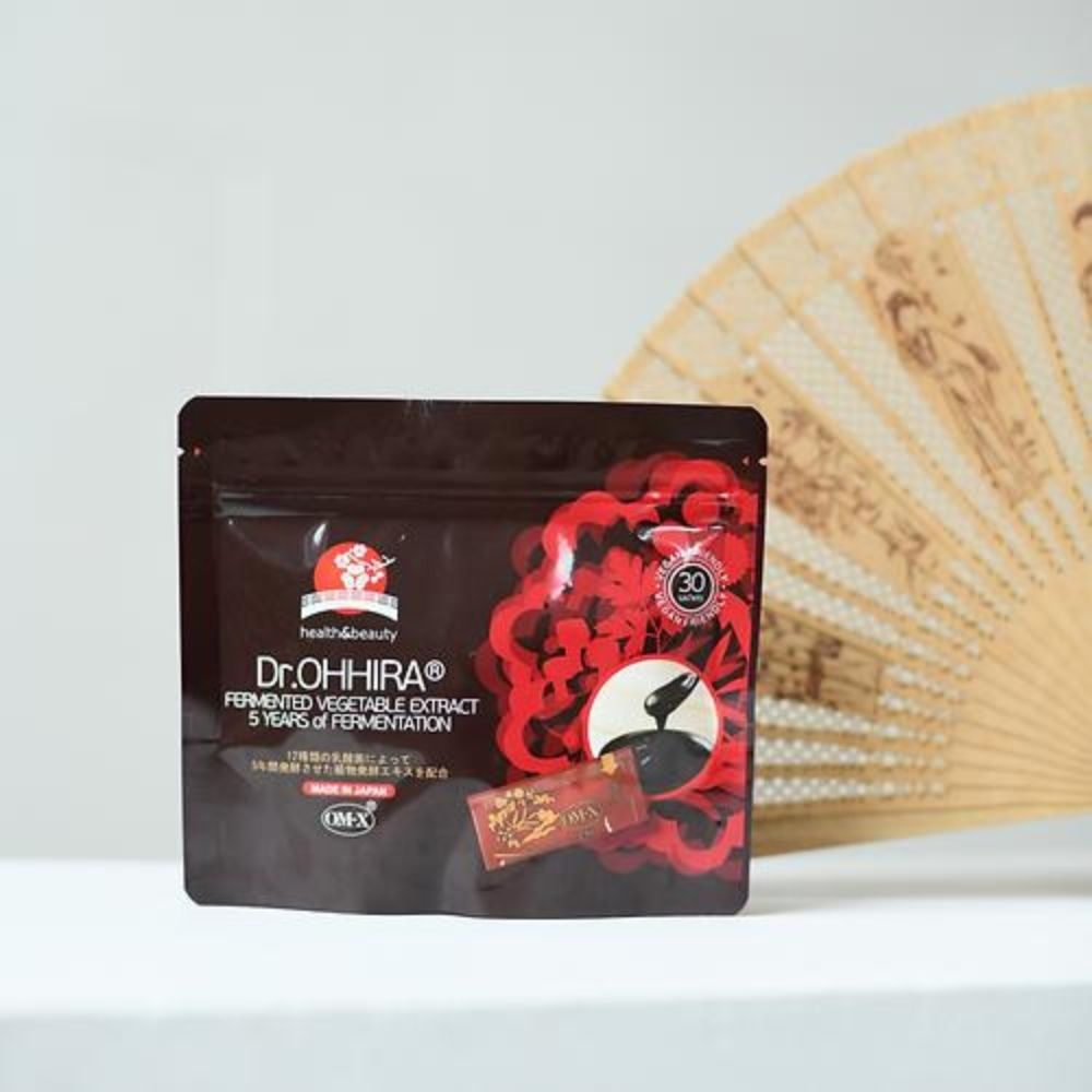 Dr.Ohhira Extract fermentat cu OM-X, plicuri roșu-negru, fundal evantai bej