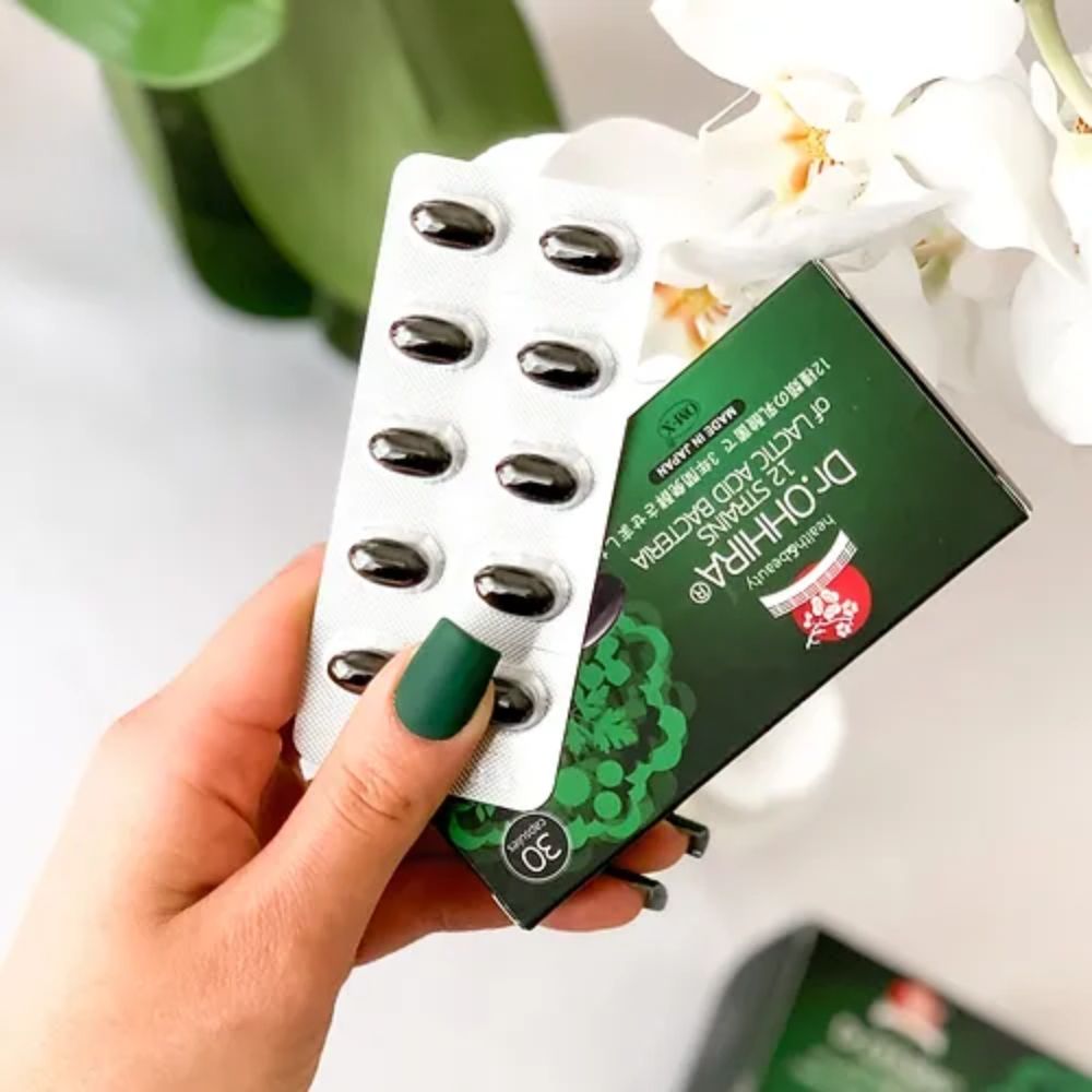 Dr.Ohhira® probiotice, cutie verde, blister capsule maro în mână, capsule fermentate 3 ani.
