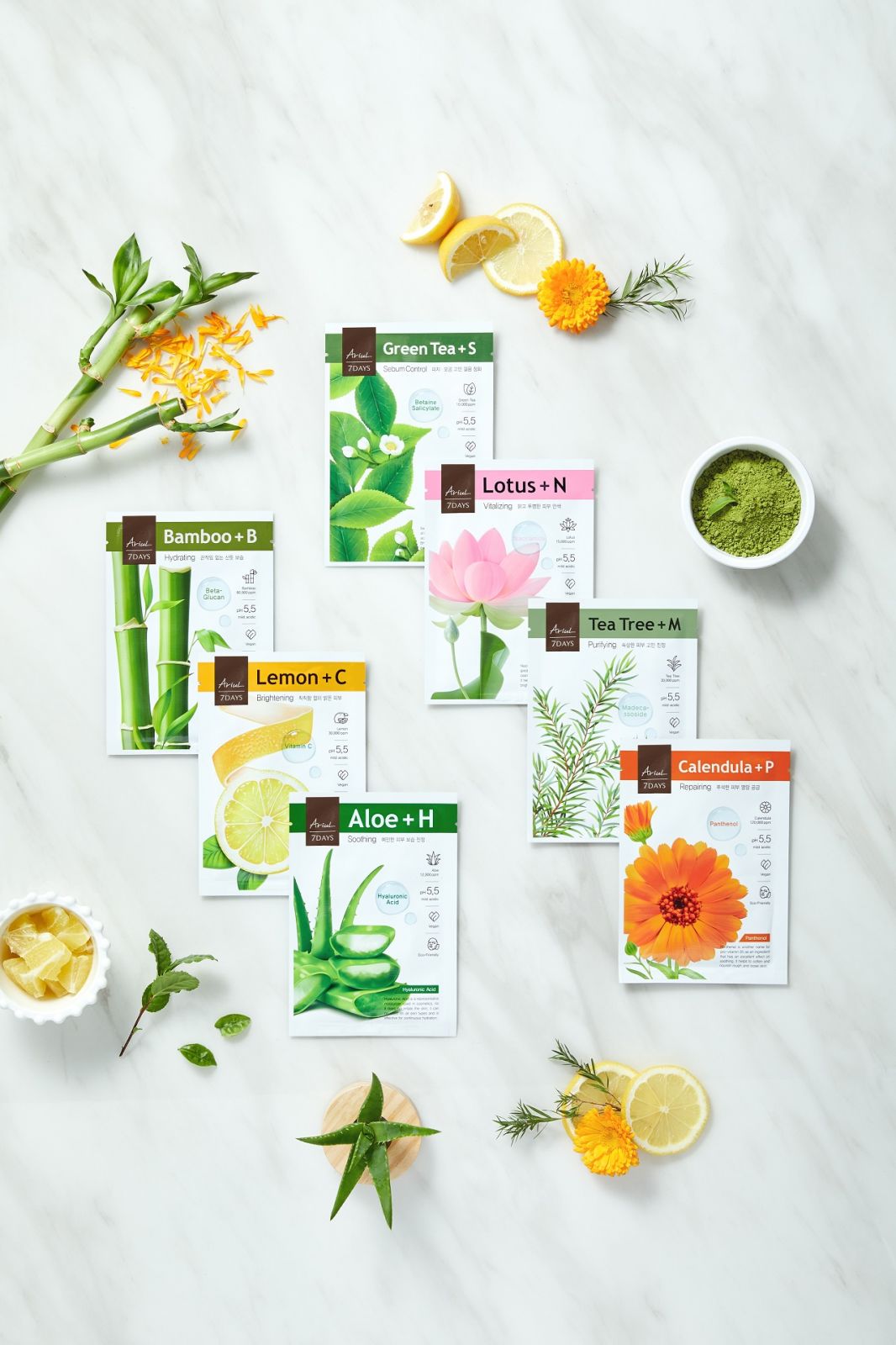 Pachete măști Ariul 7Days cu bambus, ceai verde, lămâie și alte ingrediente naturale pe fundal alb.