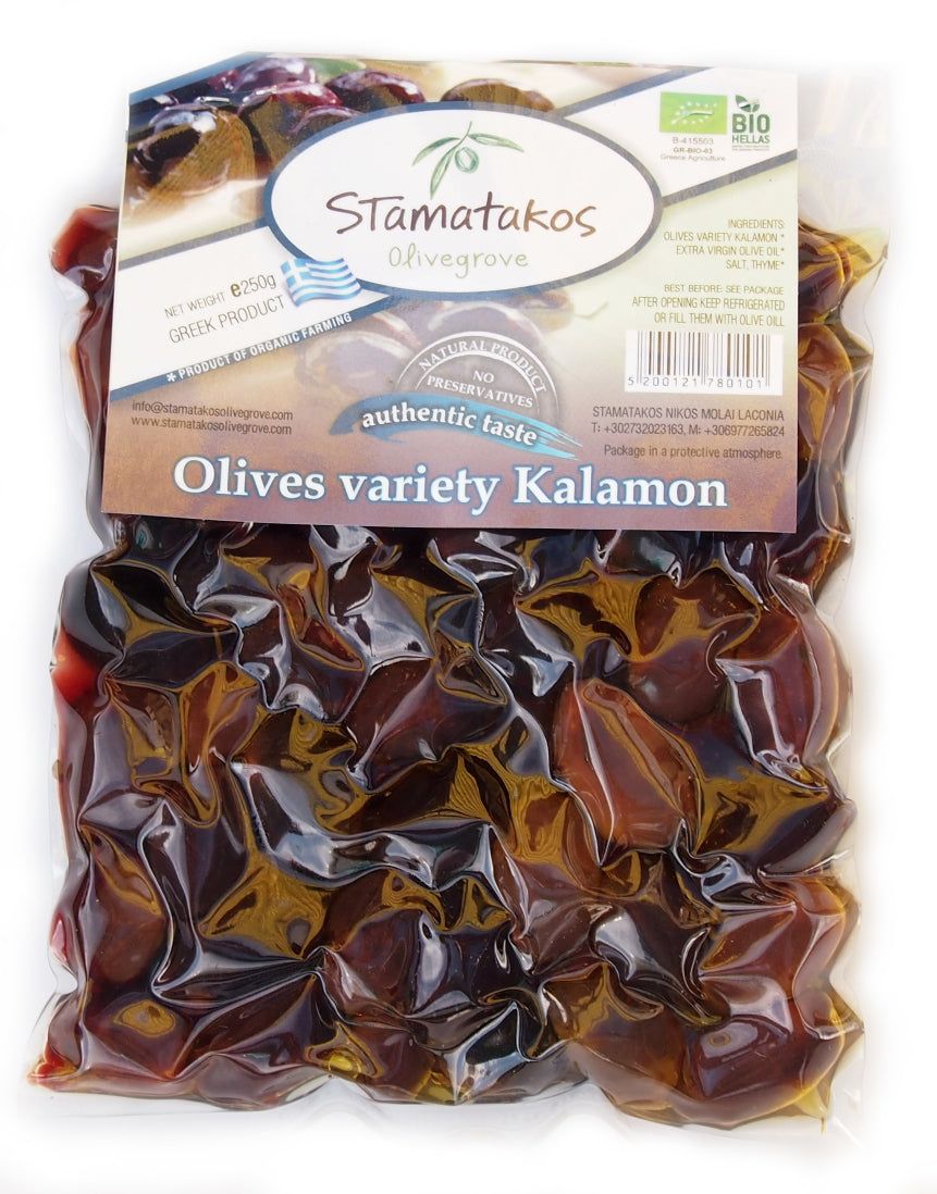 Măsline Kalamata bio vidate 250g Stamatakos, ambalaj transparent, culoare închisă.