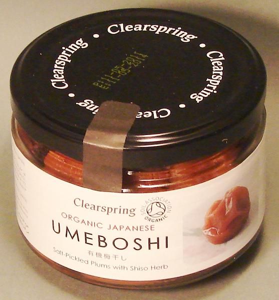 Borcan cu prune Umeboshi organice Clearspring, capac negru, etichetă albă cu text negru.