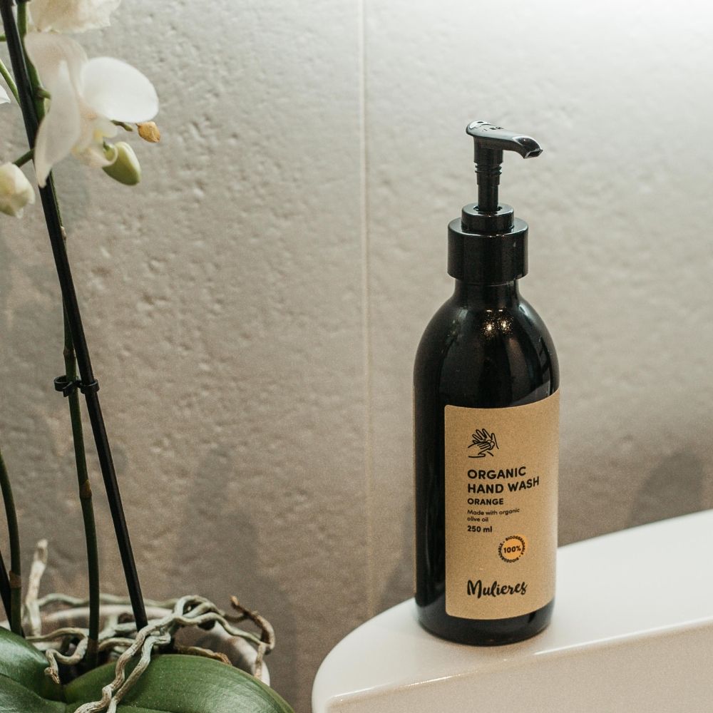 Săpun lichid natural Mulieres Orange 250ml, ambalaj negru, etichetă maro, flacon cu pompiță.