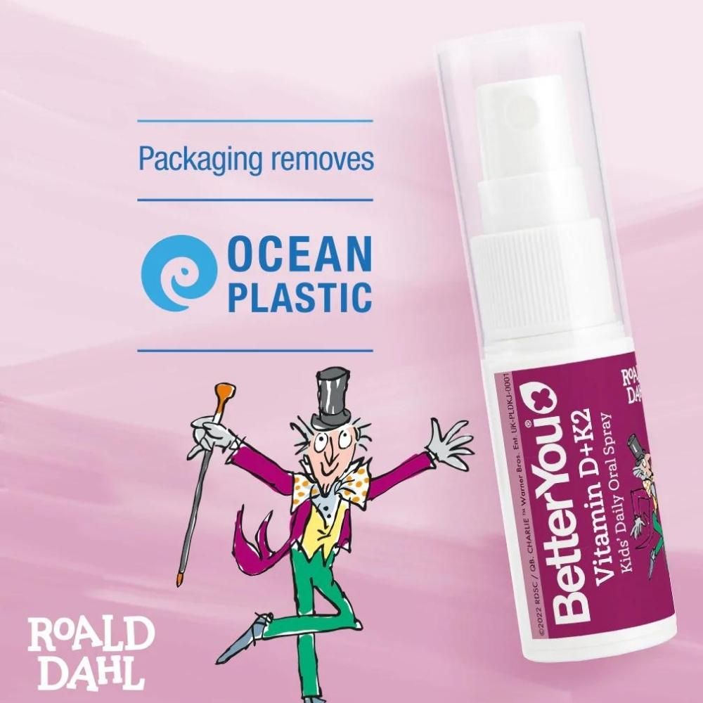 Spray oral Vitamina D+K2 Kids, 15 ml, BetterYou, ambalaj anti-plastic oceanic, fundal roz desen animat.