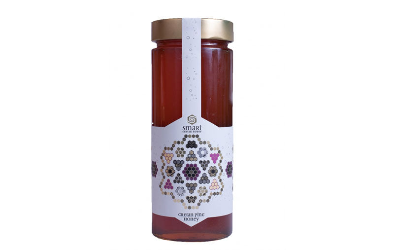 Miere cretană de pin 830 g, borcan din sticlă cu etichetă decorativă colorată, capac auriu.