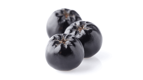 Trei boabe de aronia negre, lucioase și proaspete, pe fundal alb.