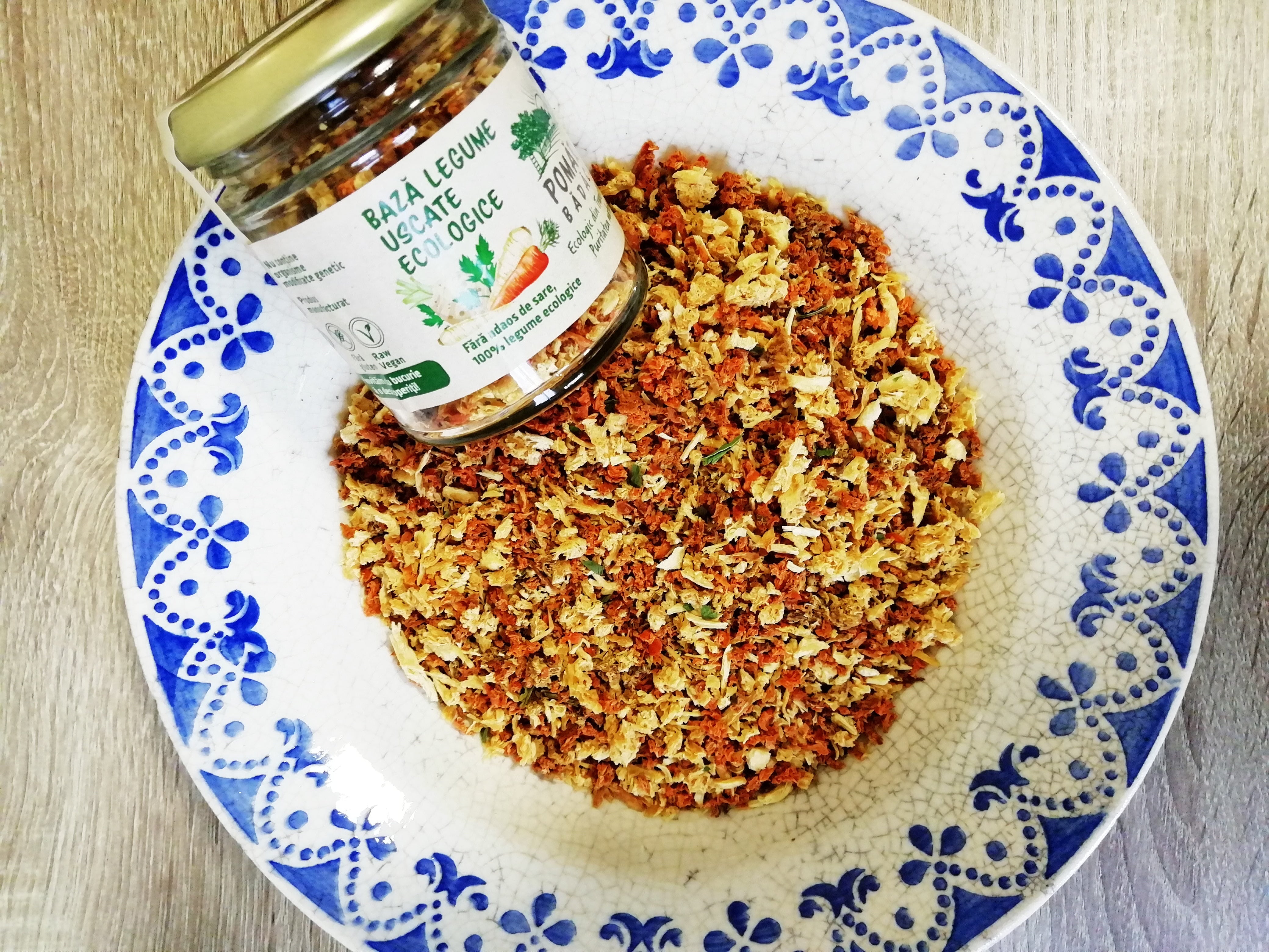 Baza legume uscate bio 50g în borcan pe farfurie albă cu albastru.