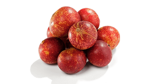 Fructe camu-camu roșii, organice, vedere laterală pe fundal alb.