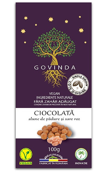 Ciocolată vegană Govinda cu alune de pădure și sare roz, 100g, ambalaj mov cu design arbore și stele.