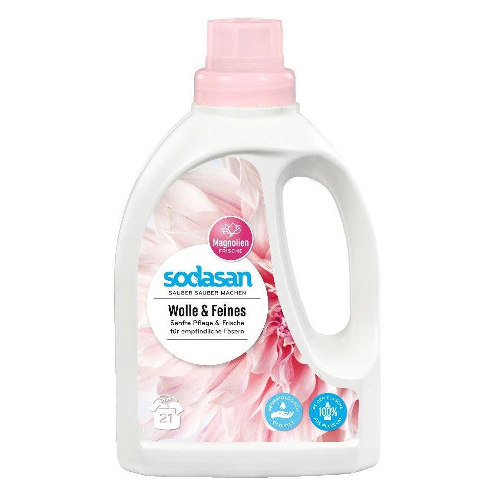 Detergent bio lichid Sodasan 750 ml pentru lână și mătase, sticlă albă cu capac roz.
