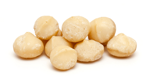 Nuci de macadamia crude, bio, alb-gălbui, vedere laterală, suprafață netedă și textura ușor granuloasă.