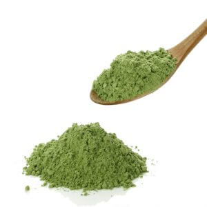 Pudră proteică de dovleac bio verde în lingură de lemn și grămadă pe fundal alb.