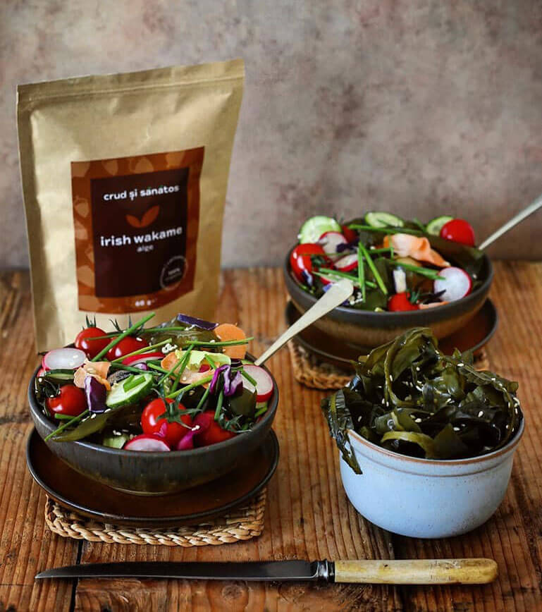 Salată cu verdețuri, legume și alge wakame