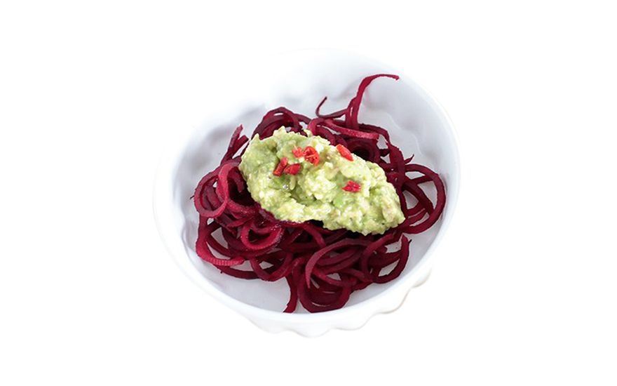Spaghetti din sfeclă roșie cu avocado