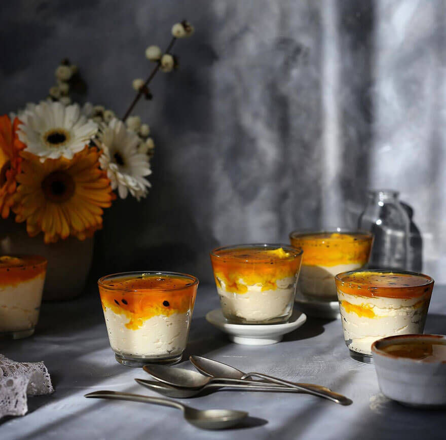 Panna cotta raw-vegană cu maracuja și semințe de busuioc dulce