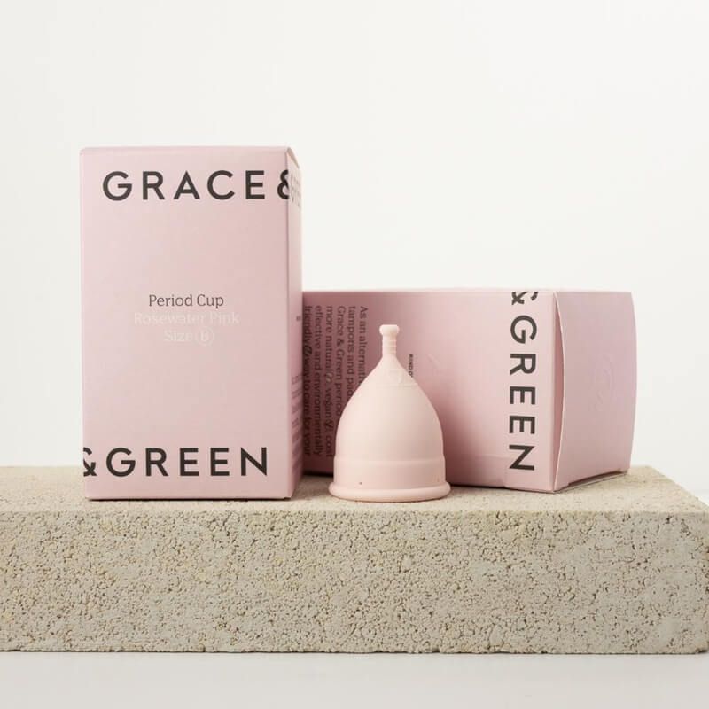 Cupă menstruală roz mărime B Grace and Green, cutie roz, design minimalist.