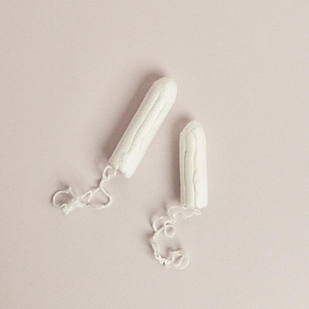 Tampoane din bumbac organic alb cu șnur, ambalaj 18 buc, vedere laterală produs.