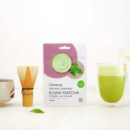 Pudră ecologică japoneză Kuwa Matcha verde, pachet 40g Clearspring, alături de ustensile de ceai.