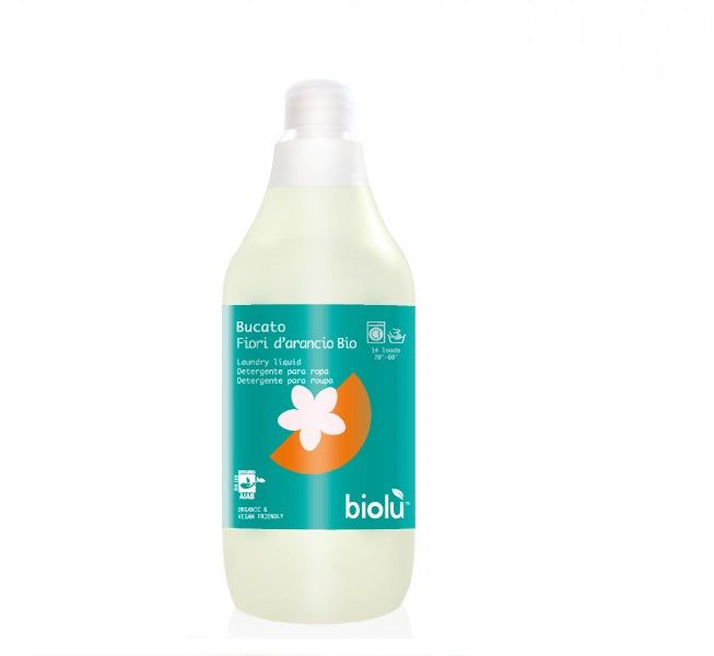Detergent ecologic Biolu portocale 1L, sticlă albă cu etichetă turcoaz, floare albă și portocală.