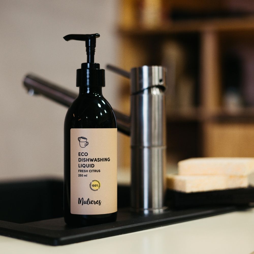 Detaliu sticlă detergent lichid vase 250 ml, capac negru, etichetă bej Fresh Citrus.