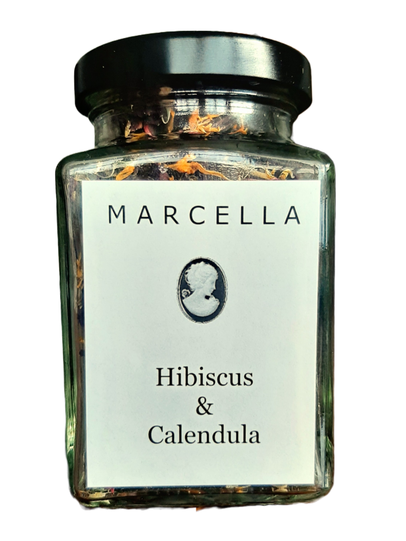 Ceai Marcella Hibiscus & Calendula 30g, într-un borcan cu capac negru, etichetă albă minimală.