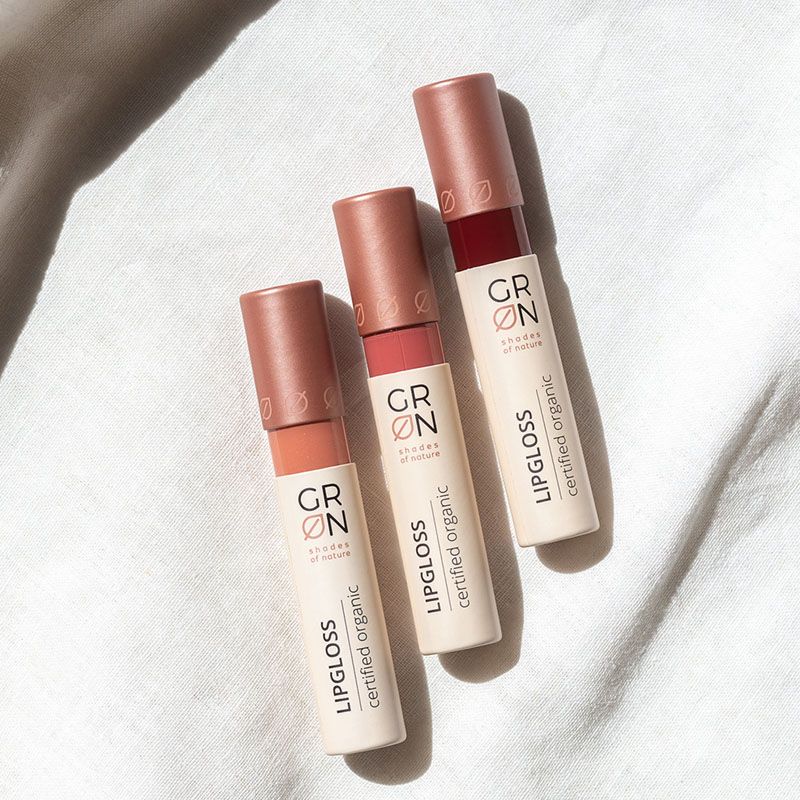 Luciu Bio Organic pentru buze GRN Shades of Nature în trei nuanțe, ambalaj elegant pe fundal alb.