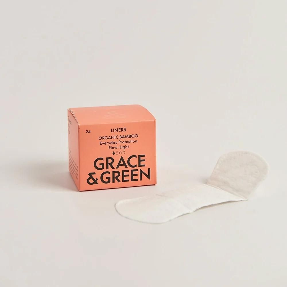 Cutie portocalie Grace and Green cu absorbante zilnice din bambus organic, pe fundal alb.