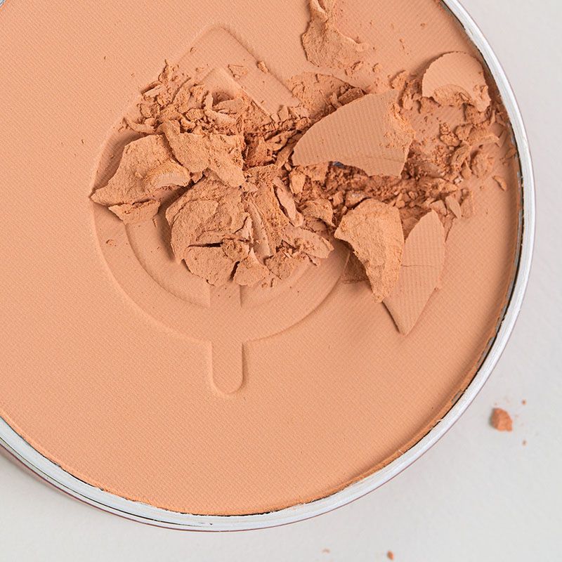 Pudră matifiantă bio organică în nuanțe naturale, textură presată, capacitate 9 grame.