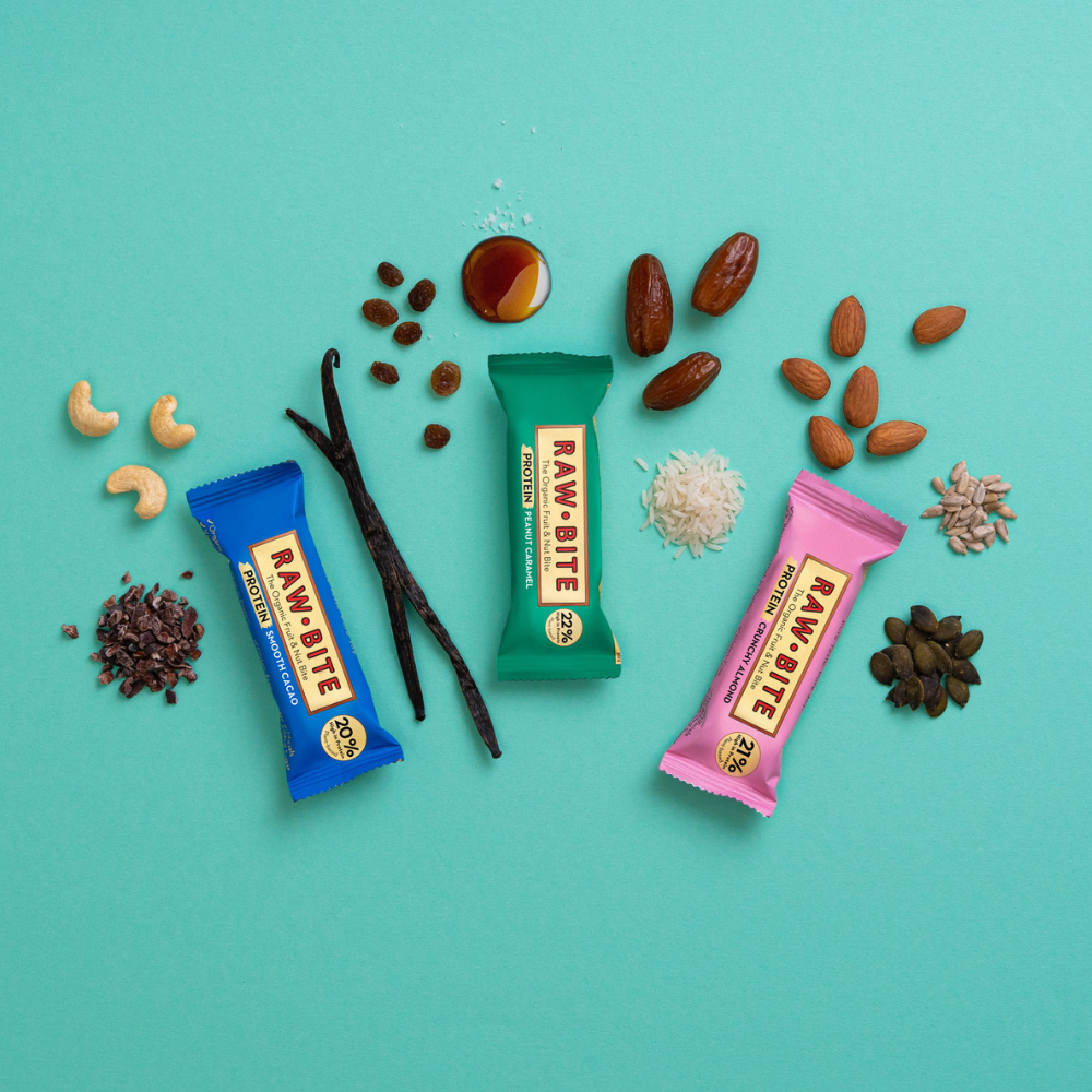 Rawbite Protein Pack - batoane proteice vegane, ambalaje albastre, verzi, roz, cu arahide, curmale, migdale.