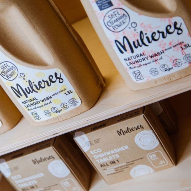 Tablete ecologice Mulieres în ambalaj carton maro, 25 bucăți, pe raft din lemn.