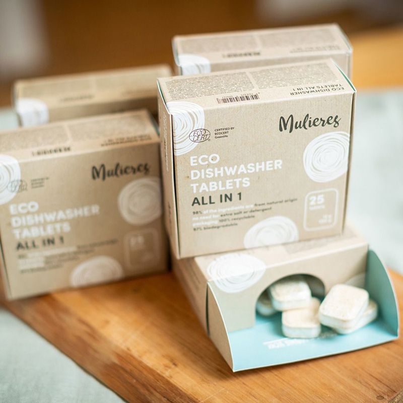 Cutii bej din carton cu tablete ecologice pentru mașina de spălat vase Mulieres, 25 bucăți.