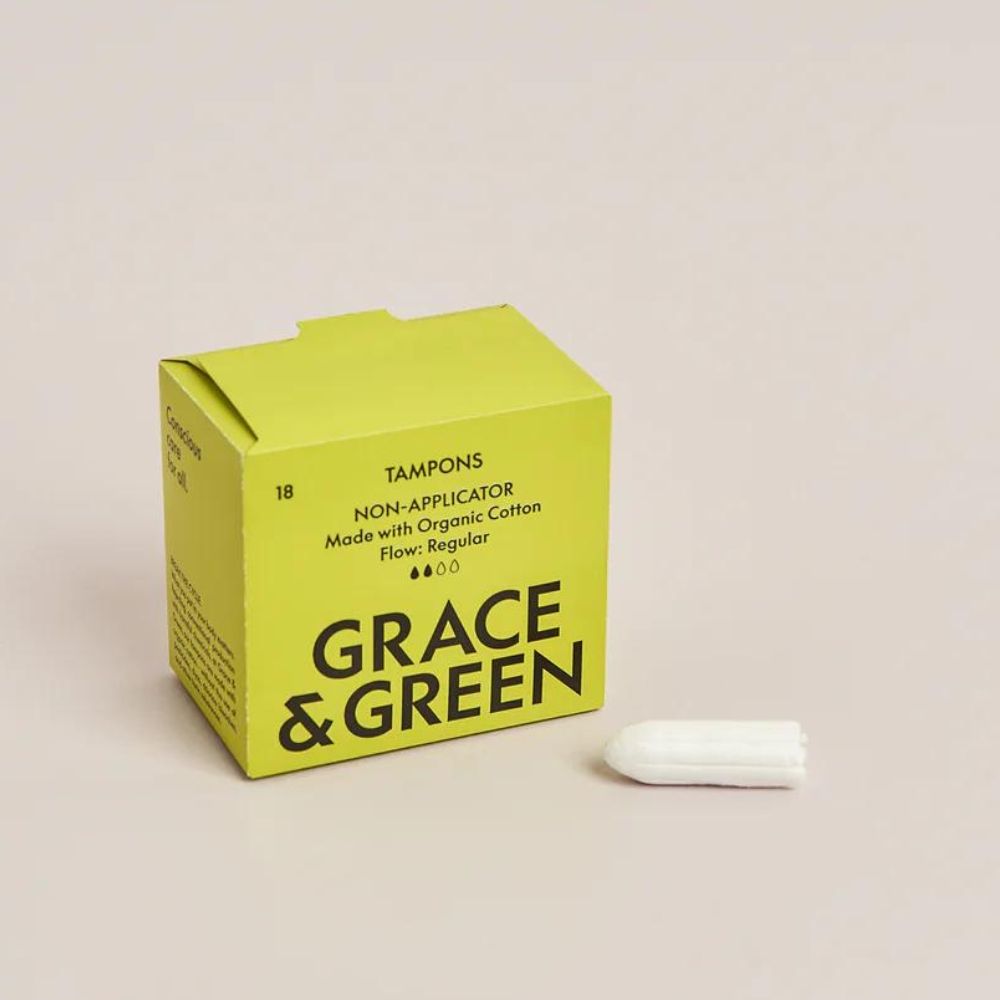 Cutie galbenă cu 18 tampoane bumbac organic Grace and Green, vedere laterală și tampon alb vizibil.