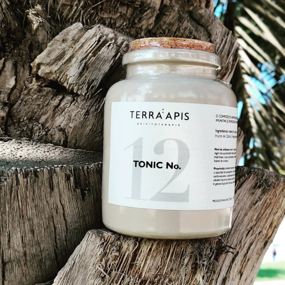 Borcan Tonic no.12 Terra Apis 400g cu capac de plută, etichetă albă pe suport de lemn natural.