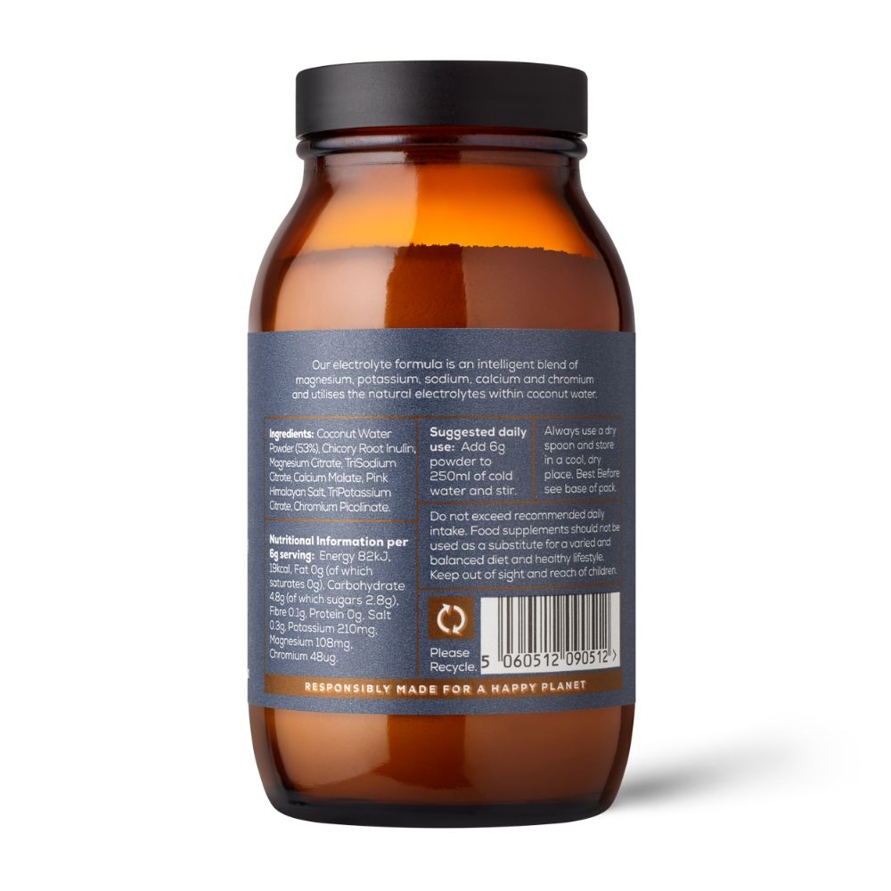 Detaliu etichetă produs True Hydration cu ingrediente și informații nutriționale, ambalaj sticlă brună.