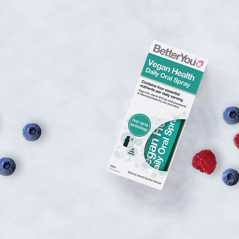 Spray oral Vegan Health BetterYou, 25 ml, ambalaj plastic alb-verde, alături de fructe de pădure.