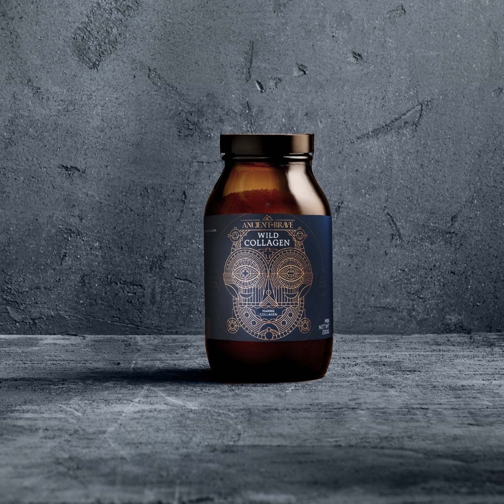 Sticlă maro de Wild Collagen 200g, etichetă albastră cu desene albe intricate.