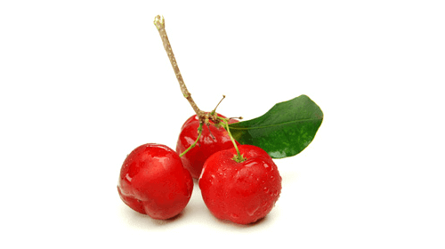 Fructe acerola proaspete, roșii, cu frunză verde, pe fundal alb.