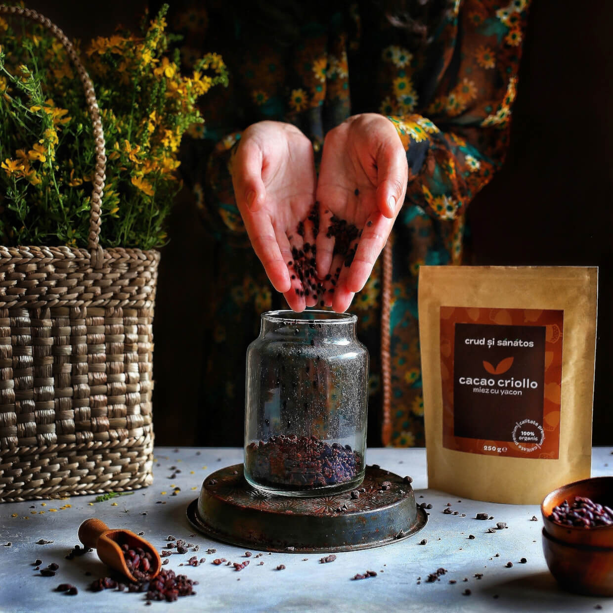 Miez de cacao criollo bio cu yacon, într-un borcan de sticlă, detalii textura, culoare maro închis.