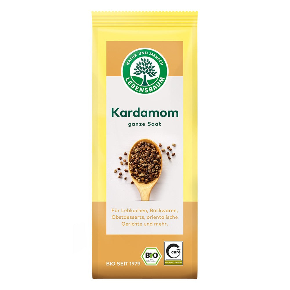 Cardamom întreg bio Lebensbaum 50g, ambalaj galben, lingură cu semințe aromate.