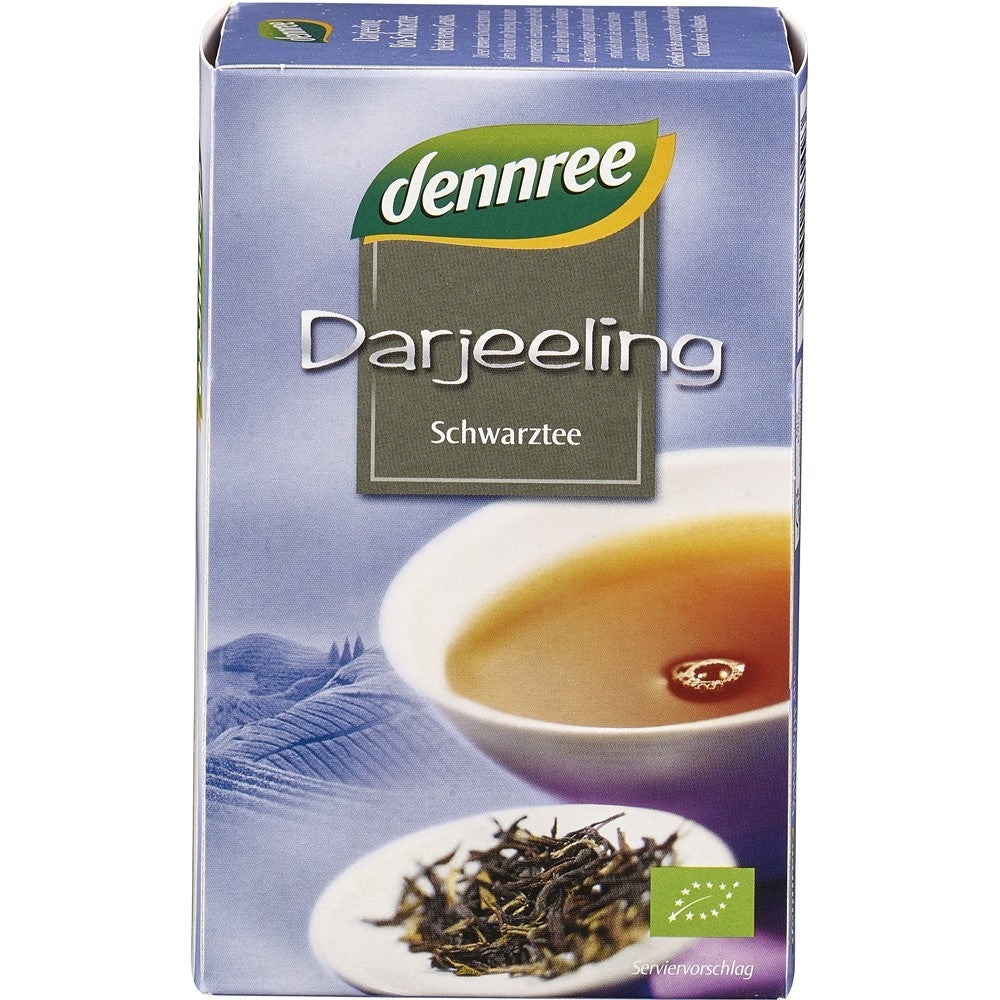 Cutie ceai negru Darjeeling Bio de la Dennree, 30g, ambalaj albastru cu ceai infuzat și frunze uscate.