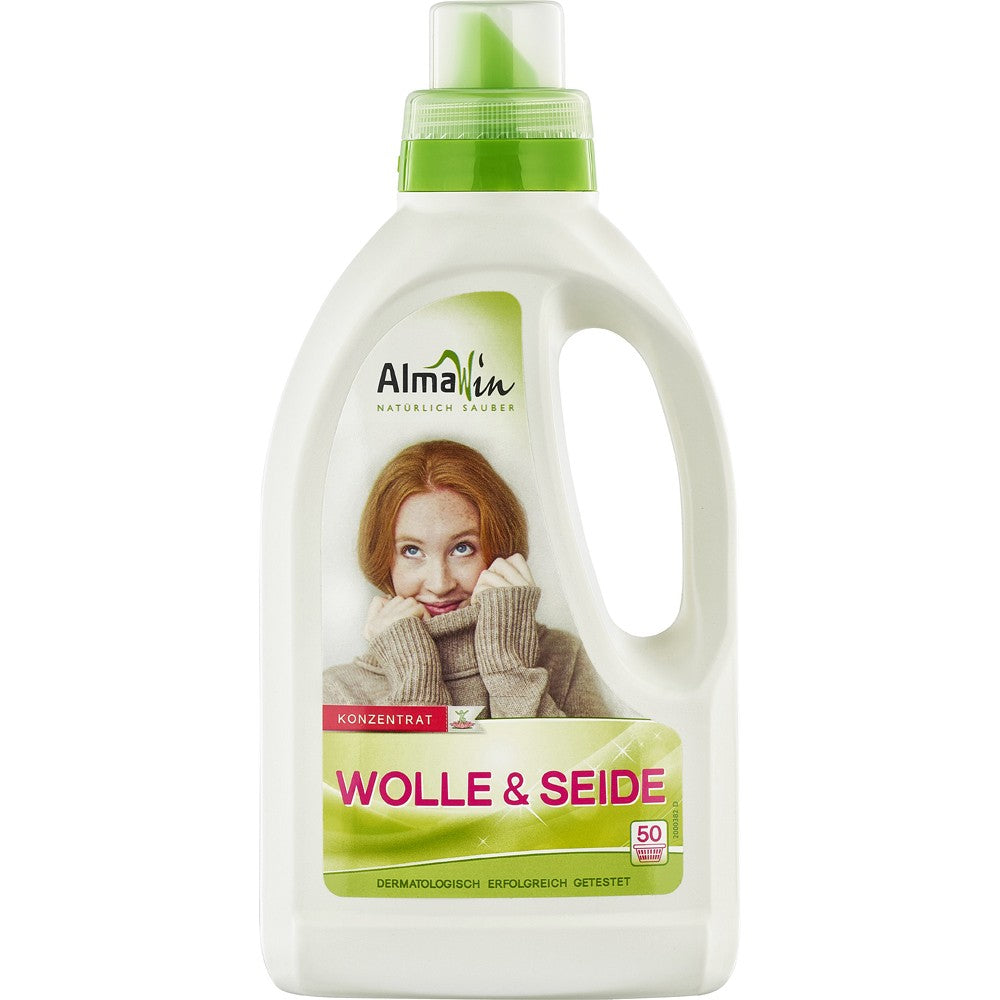 Detergent bio AlmaWin 750ml pentru lână și mătase, sticlă albă cu capac verde.