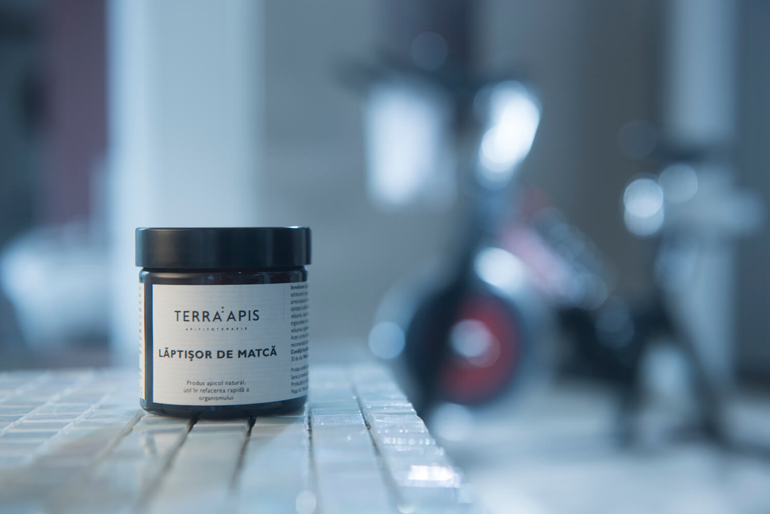 Borcan sticlă neagră, etichetă albă, lăptișor de matcă Terra Apis, 50g, apiterapie.