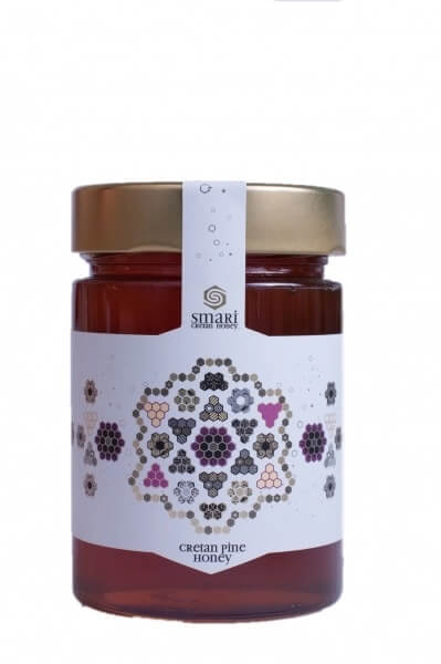 Borcan miere cretană de pin 460 g Smari, capac auriu, etichetă decorativă multicoloră.